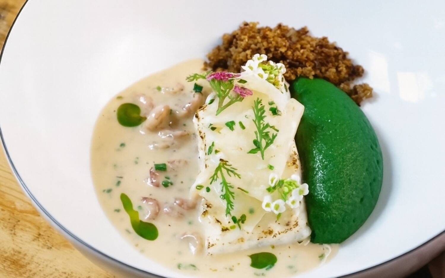„pochierter, qualitativ hochwertiger Steinbutt mit leichter Beurre blanc, Krabbe und Kohlrabi“ / ©Esad Kodaman