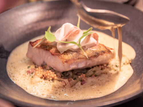 „pochierter, qualitativ hochwertiger Steinbutt mit leichter Beurre blanc, Krabbe und Kohlrabi“ (Das Bild dient nur zur Veranschaulichung) / ©Chris Hartwich