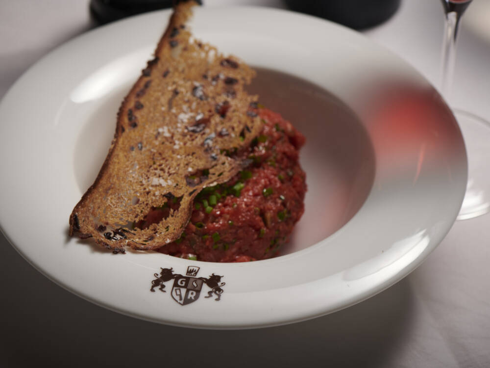 Rindertatar vom Strelasund mit hausgemachtem Senfeis und knusprigem Röstbrot, alternativ ein Rote-Bete-Gemüsetatar (Bild dient nur zur Veranschaulichung) / ©Robin Kranz & Volker Hobl