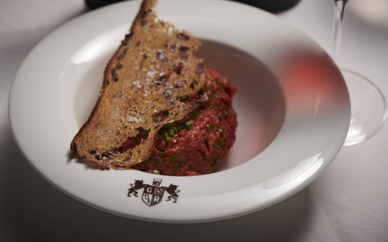 Rindertatar vom Strelasund mit hausgemachtem Senfeis und knusprigem Röstbrot, alternativ ein Rote-Bete-Gemüsetatar (Bild dient nur zur Veranschaulichung) / ©Robin Kranz & Volker Hobl