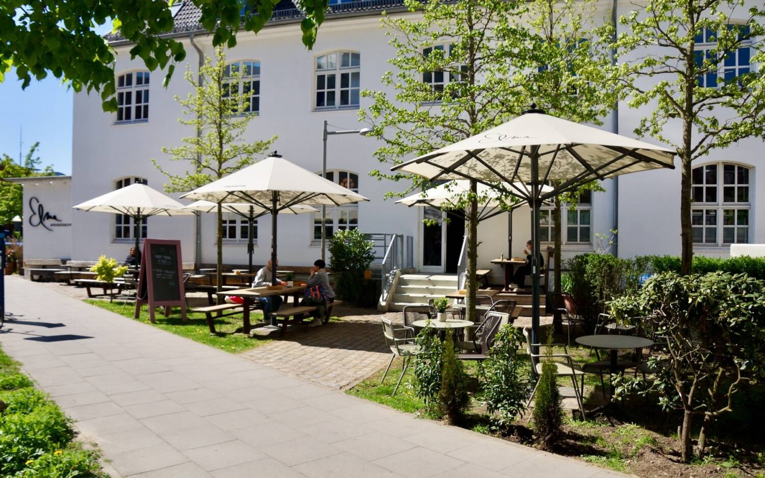 Rund um das Restaurant befinden sich zahlreiche Plätze in der Sonne oder im Schatten / ©Felix Naumann