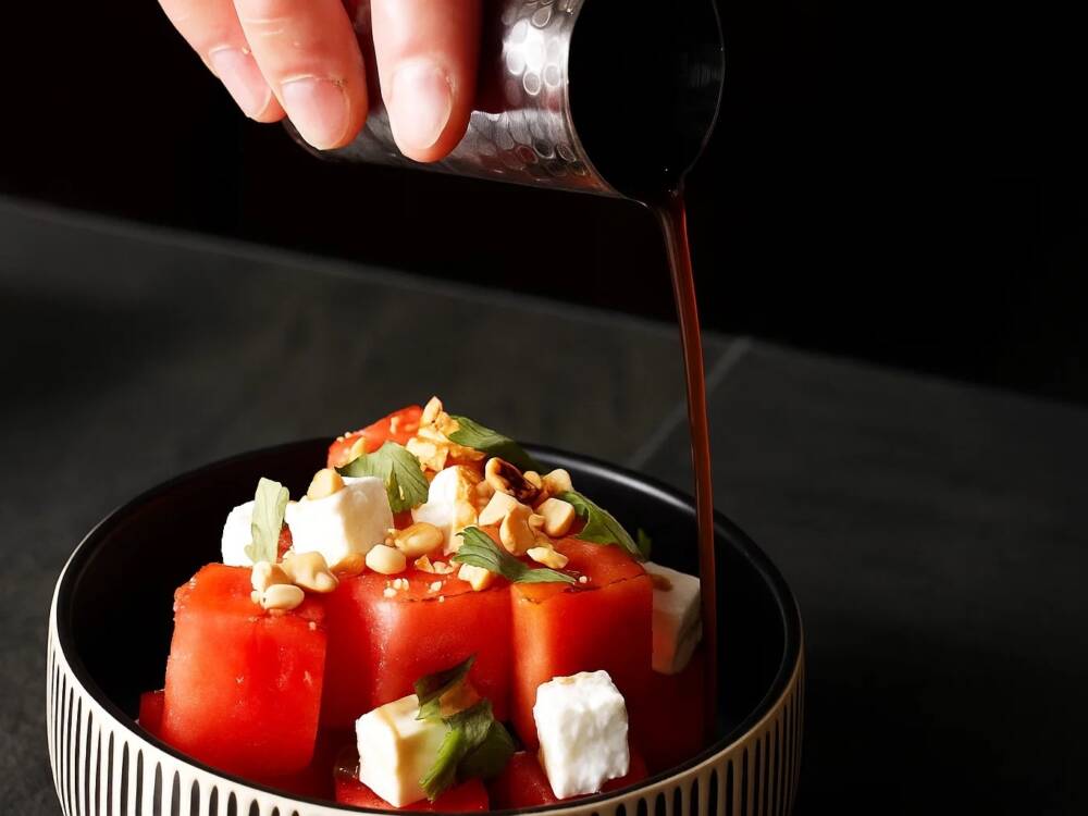Thailändischer Melonensalat mit gebrannter Melone, Fetakäse, Yuzu-Dressing und Erdnüssen / ©Esad Kodaman