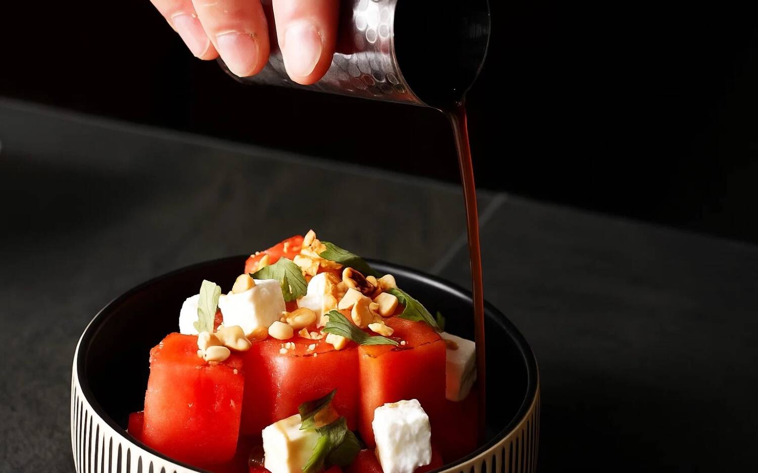 Thailändischer Melonensalat mit gebrannter Melone, Fetakäse, Yuzu-Dressing und Erdnüssen / ©Esad Kodaman