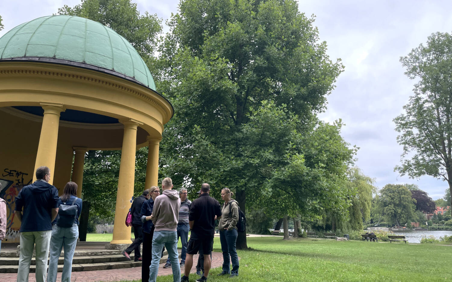 Treffpunkt am Monopterus im Hayns Park: Die kulinarische (Zeit-)Reise beginnt mitten im Grünen /©Alina Fedorova