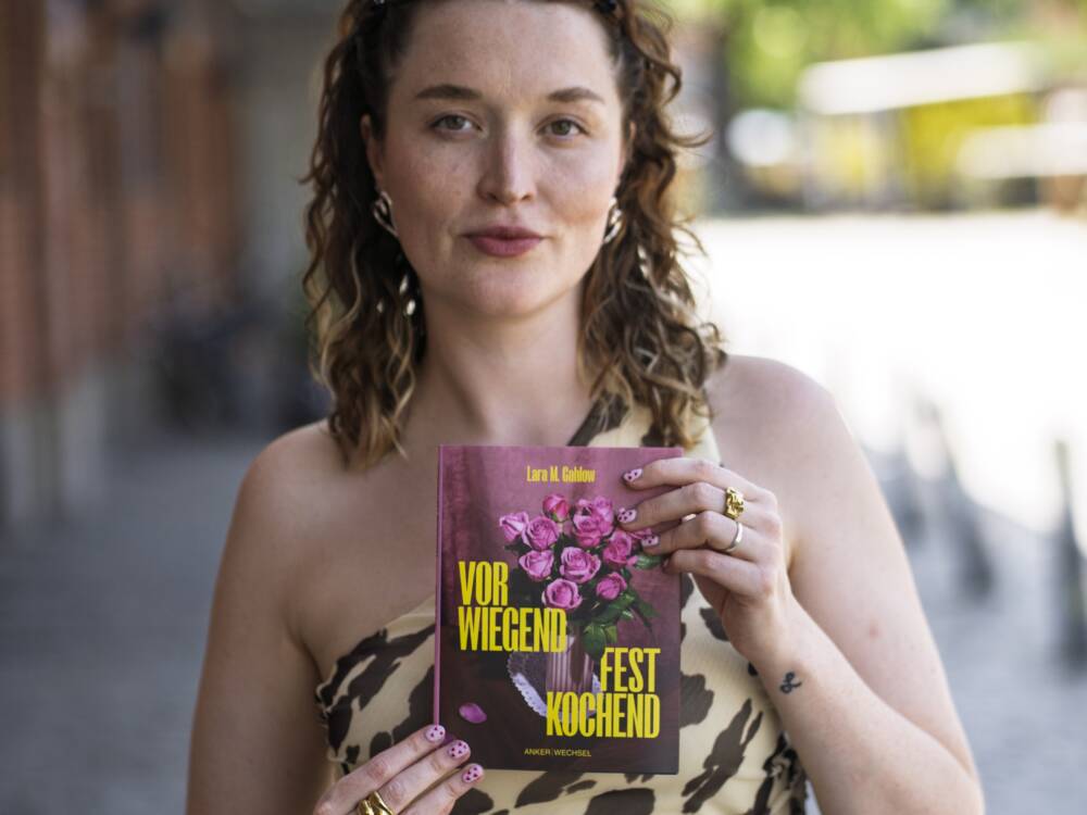 Von der Kurzgeschichte zur Erzählung auf 80 Seiten: Lara M. Gahlow mit ihrem Debüt „Vorwiegend festkochend“ / ©Ankerwechsel Verlag