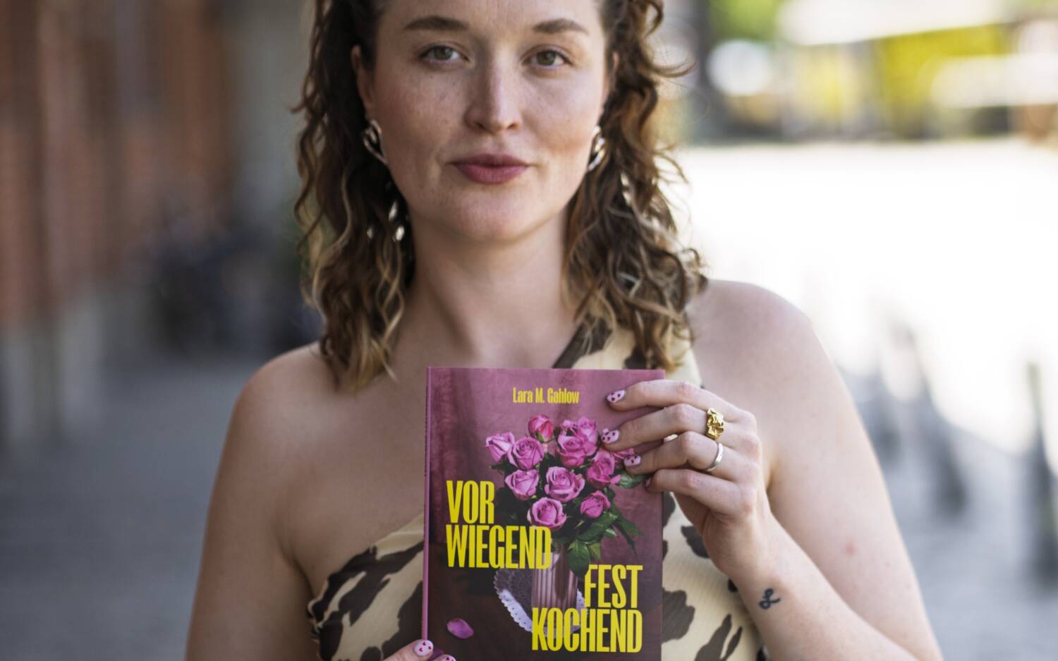 Von der Kurzgeschichte zur Erzählung auf 80 Seiten: Lara M. Gahlow mit ihrem Debüt „Vorwiegend festkochend“ / ©Ankerwechsel Verlag