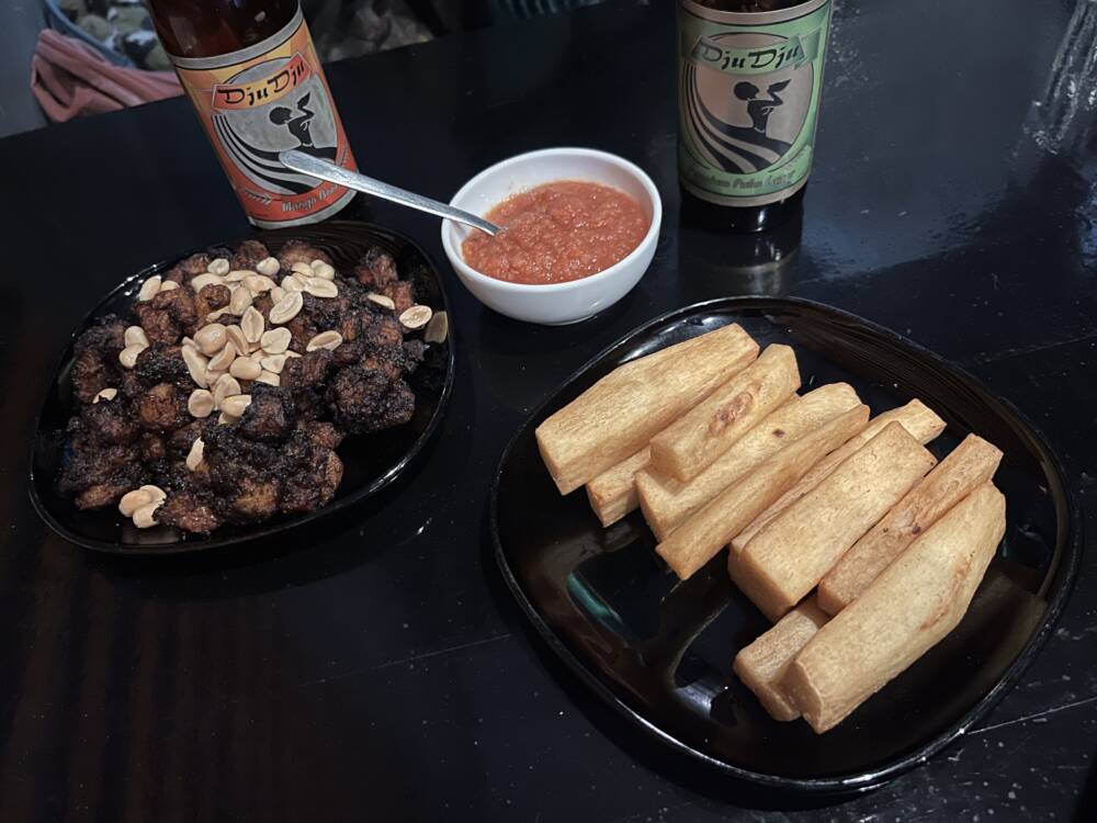 Vorspeisen, die satt machen: Kelewele und Yam im Papaye / ©Genuss-Guide-Redaktion