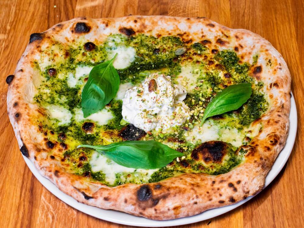 Auch Pizza Puro ist bei der Italian Pizza Week dabei. Hier gibt es Pizza Pesto e Burrata mit Fiordilatte Mozzarella, Stracciatatella-Käse, Pistazien, Basilikum und Pesto / ©Berlin Italian Communication UG