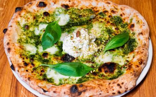 Auch Pizza Puro ist bei der Italian Pizza Week dabei. Hier gibt es Pizza Pesto e Burrata mit Fiordilatte Mozzarella, Stracciatatella-Käse, Pistazien, Basilikum und Pesto / ©Berlin Italian Communication UG