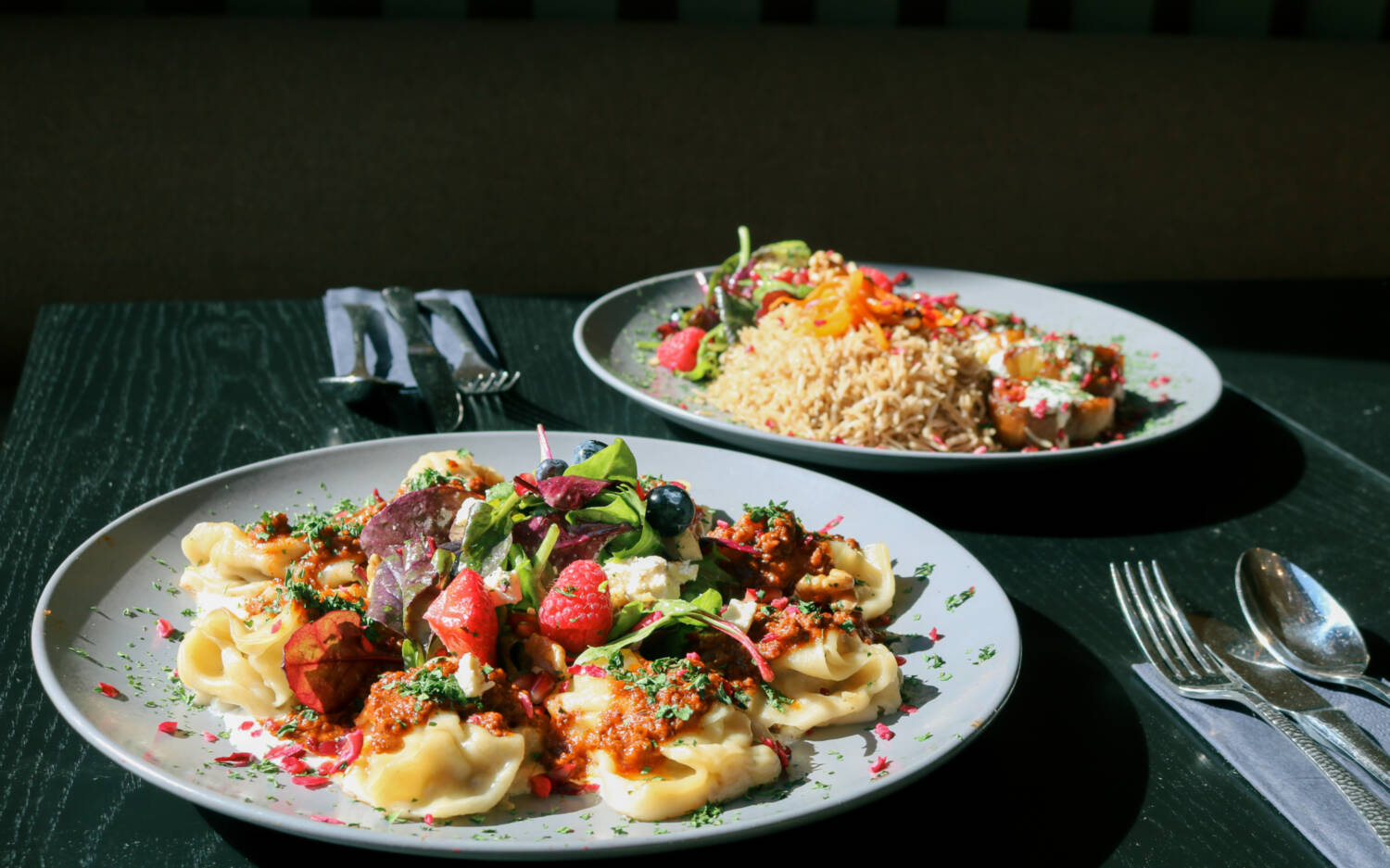 Bei den hausgemachten Ravioli von Méman landen frisches Obst, Kerne und Salat mit auf dem Teller / ©Svea Abraham