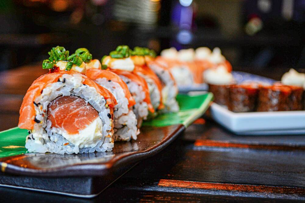 Bei Jam Jam Running Sushi in Wandsbek gibt’s Sushi satt vom Laufband: einfach sitzenbleiben, zugreifen und genießen /©Unsplash/Vinicius Benedit