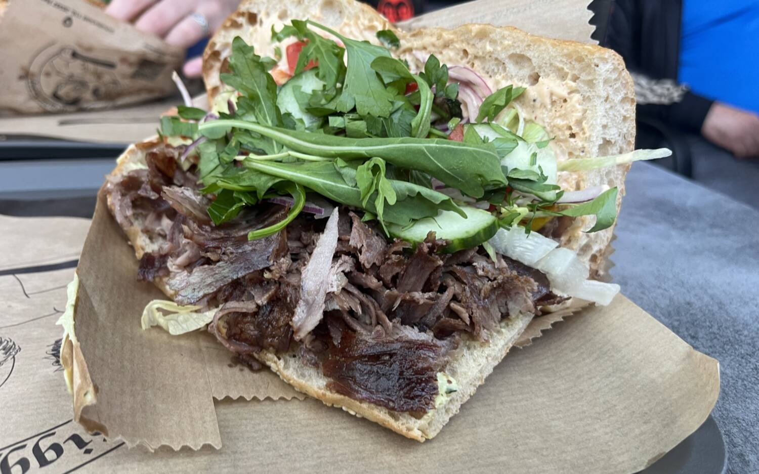 Bei Siggy’s Gemüse Kebap ist unser Tester begeistert von der Neuinterpretation des Döners: Sauerteigbrot, Rucola, Steakfleisch / ©Luca Heine
