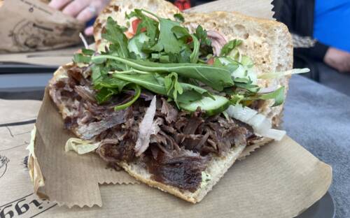 Bei Siggy’s Gemüse Kebap ist unser Tester begeistert von der Neuinterpretation des Döners: Sauerteigbrot, Rucola, Steakfleisch / ©Luca Heine
