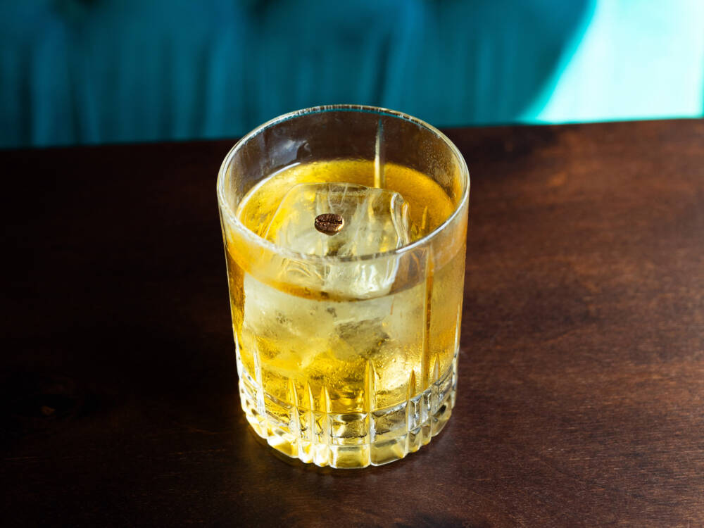 Beim ChampionsDinner kochen die Genuss-Michel-Gewinner 2025 ein Sechs-Gänge-Menü. Mit dabei TheRabbithole Bar mit eine White Coffee Negroni / ©Julia Schumacher