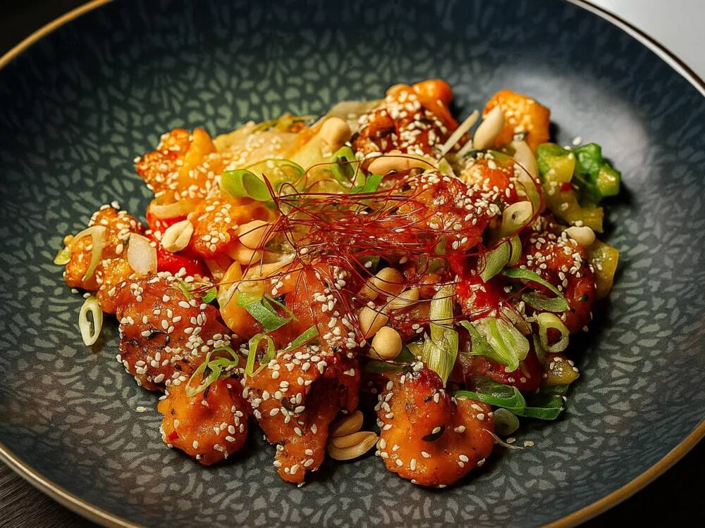 Crispy glazed Cauliflower mit Sesam, Erdnüssen, Frühlingszwiebeln und Paprika / ©Esad Kodaman