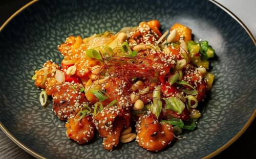 Crispy glazed Cauliflower mit Sesam, Erdnüssen, Frühlingszwiebeln und Paprika / ©Esad Kodaman