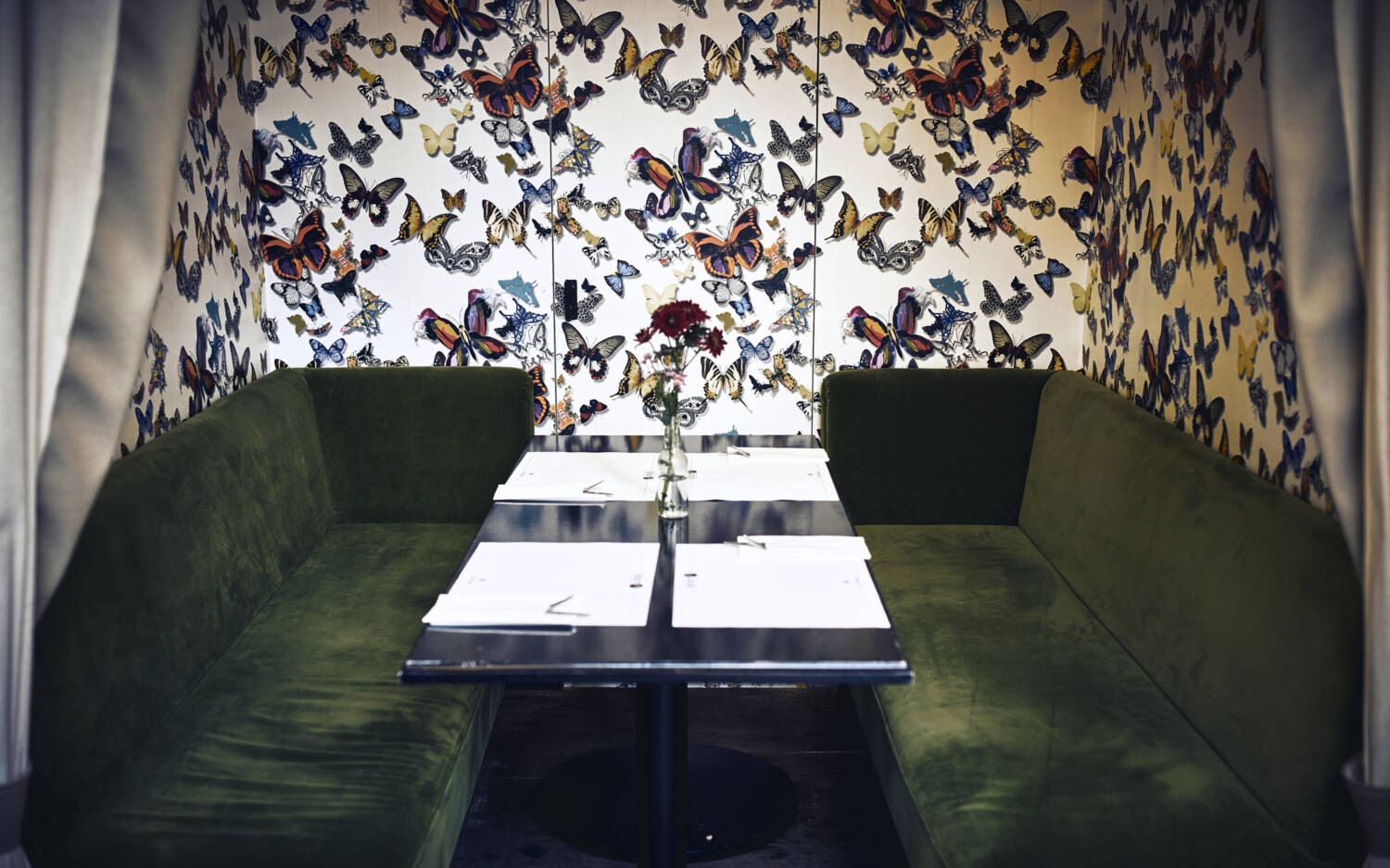 Das Ambiente im Atelier F in der Hamburger Innenstadt ist besonders: Von eleganten Separeés bis hin zur Außenterrasse mit Fleetblick /©Marc Sill