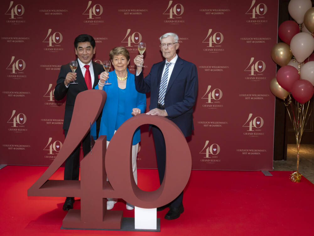 Das 40. Jubiläum des Grand Elysée Hamburgs feierte Gründer Eugen Block zusammen mit General Manager Tashi Takang, Schwester Marlies Head und rund 400 Gästen /©Jan-Rasmus Lippels