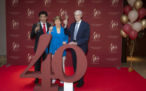 Das 40. Jubiläum des Grand Elysée Hamburgs feierte Gründer Eugen Block zusammen mit General Manager Tashi Takang, Schwester Marlies Head und rund 400 Gästen /©Jan-Rasmus Lippels