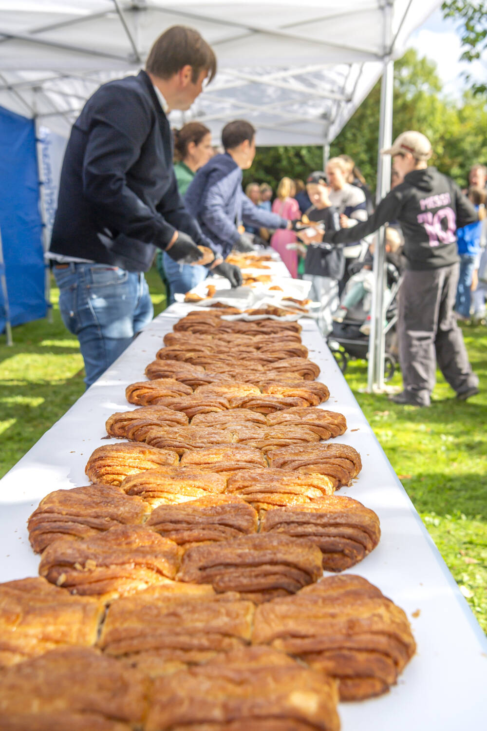 Das längste Franzbrötchen der Welt misst zehn Meter und wiegt knapp 47 Kilogramm / ©Budni, Ulrich Schaarschmidt