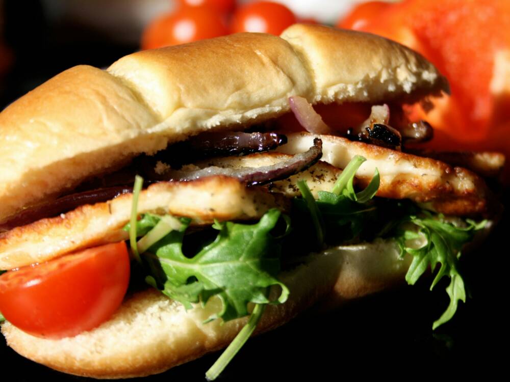 Der Halloumi-Burger im Elimar schmeckt – besonders nebst Hagebutten-Mayonnaise. Ausgefallen! / ©Unsplash/Emma Miller