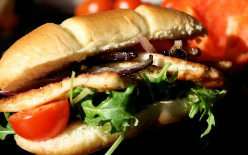 Der Halloumi-Burger im Elimar schmeckt – besonders nebst Hagebutten-Mayonnaise. Ausgefallen! / ©Unsplash/Emma Miller
