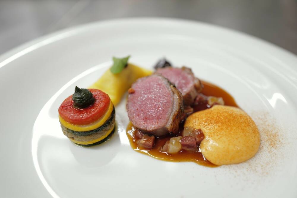Der Hauptgang der Premiere: Rücken vom Deichlamm in Kalbskopf-Jus mit Salzkapern und gegrillter Tomatensabayon von Christoph Rüffer / ©M. Brodt