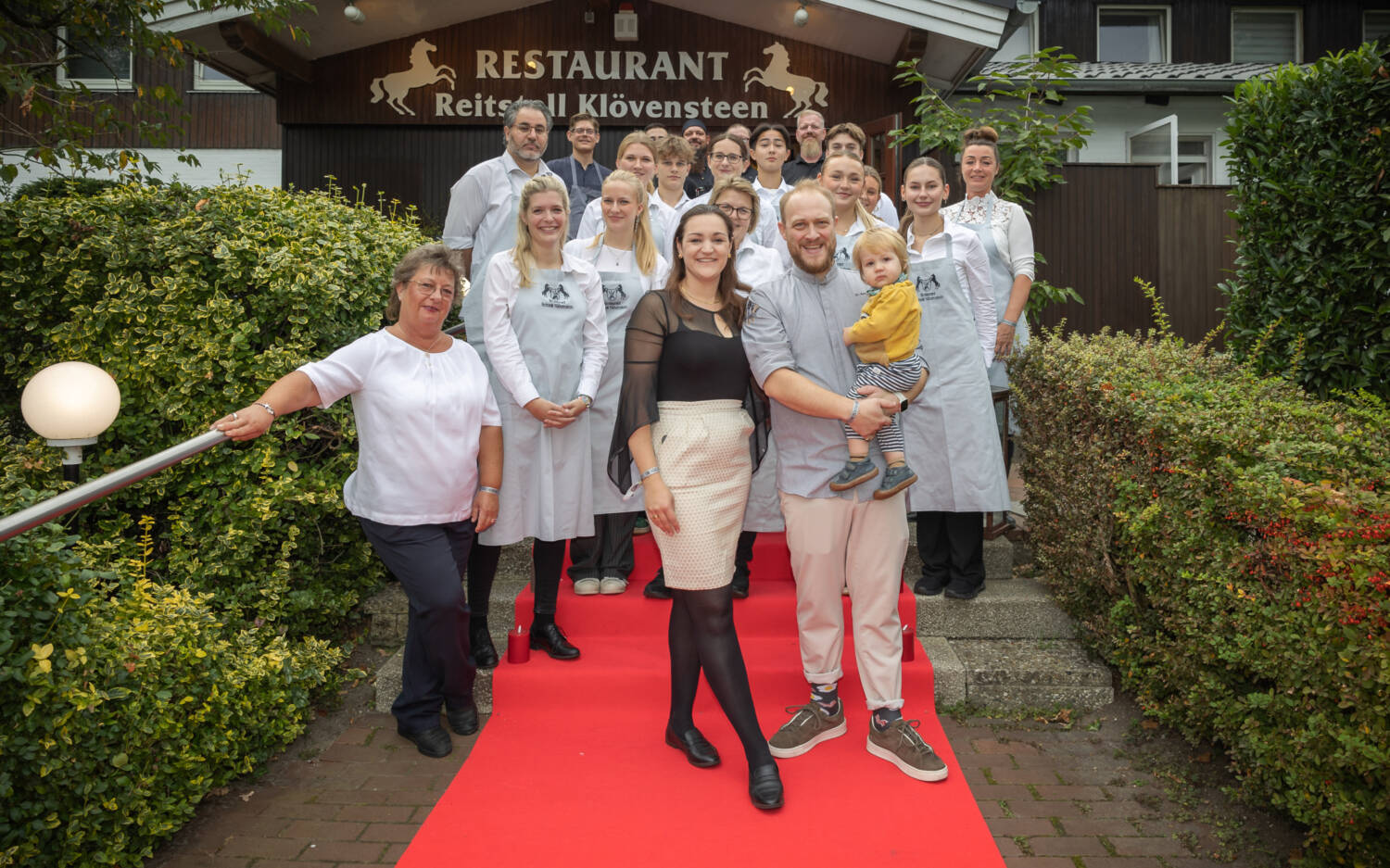 Die Gastgeber Charlotte und Daniel Ambratis (vorne) vom Restaurant Reitstall Klövensteen blicken auf eine erfolgreiche erste Küchenparty zurück /©Reitstall Klövensteen