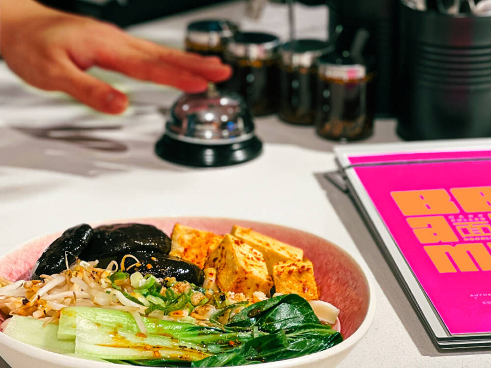 Die handgezogenen, chinesischen Nudeln werden mit einer amtlichen Portion Chiliöl serviert / ©bam! bam!