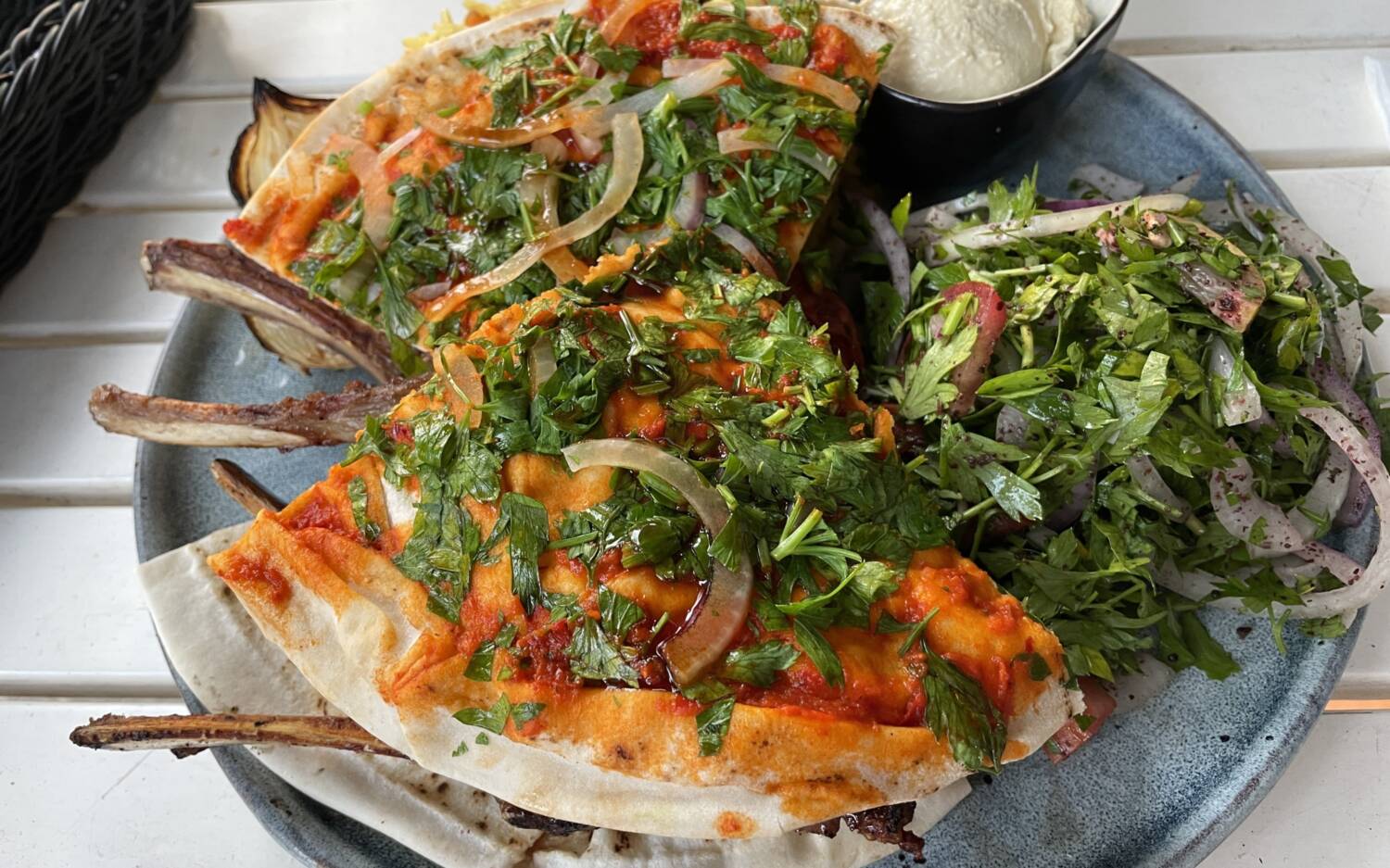 Die Lammkoteletts, serviert mit Petersiliensalat, Hummus und arabischem Fladenbrot begeistern unseren Tester – dazu passt besonders gut der erfrischend salzige Ayran / ©Michael Hein