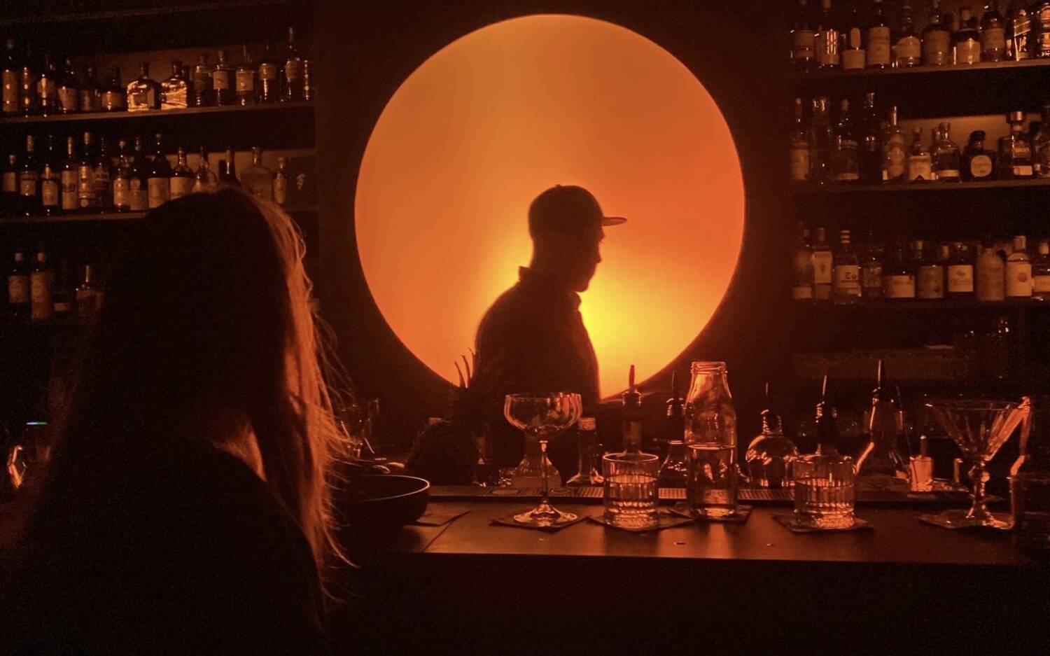Die stimmungsvolle Beleuchtung in der Rehab Bar unterstreicht die Wohlfühlatmosphäre / ©Rehab Bar