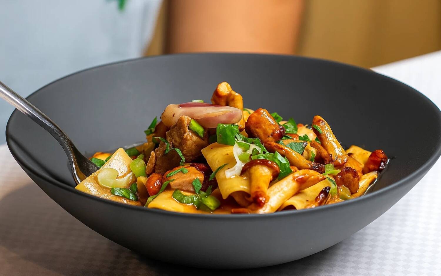 Ein typisch italienisches Gericht bestehend aus Paccheri-Pasta, mit Kalbsragout und frischen Pfifferlingen / ©Esad Kodaman