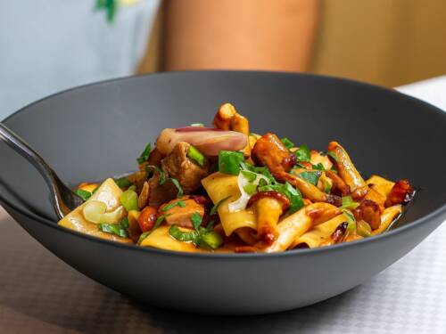 Ein typisch italienisches Gericht bestehend aus Paccheri-Pasta, mit Kalbsragout und frischen Pfifferlingen / ©Esad Kodaman