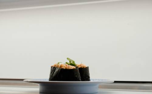 Freie Wahl: Im Jam Jam dreht das Sushi auf einem zweistöckigen Laufband seine Kreise um die Kundschaft / ©Unsplash/T&CO