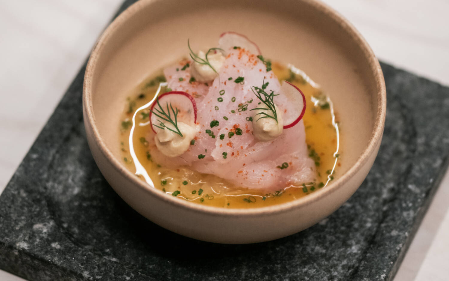 Frischer Fisch in Perfektion: Koch Hubert Haciski überzeugt in seinem Restaurant in der Schanze / ©Shio