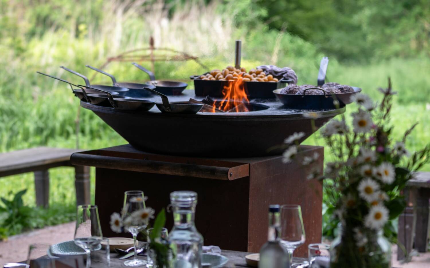 Gäste versammeln sich an einer großen Tafel und kommen in den Genuss von spätsommerlicher Kulinarik / ©Liza Holiarchuk