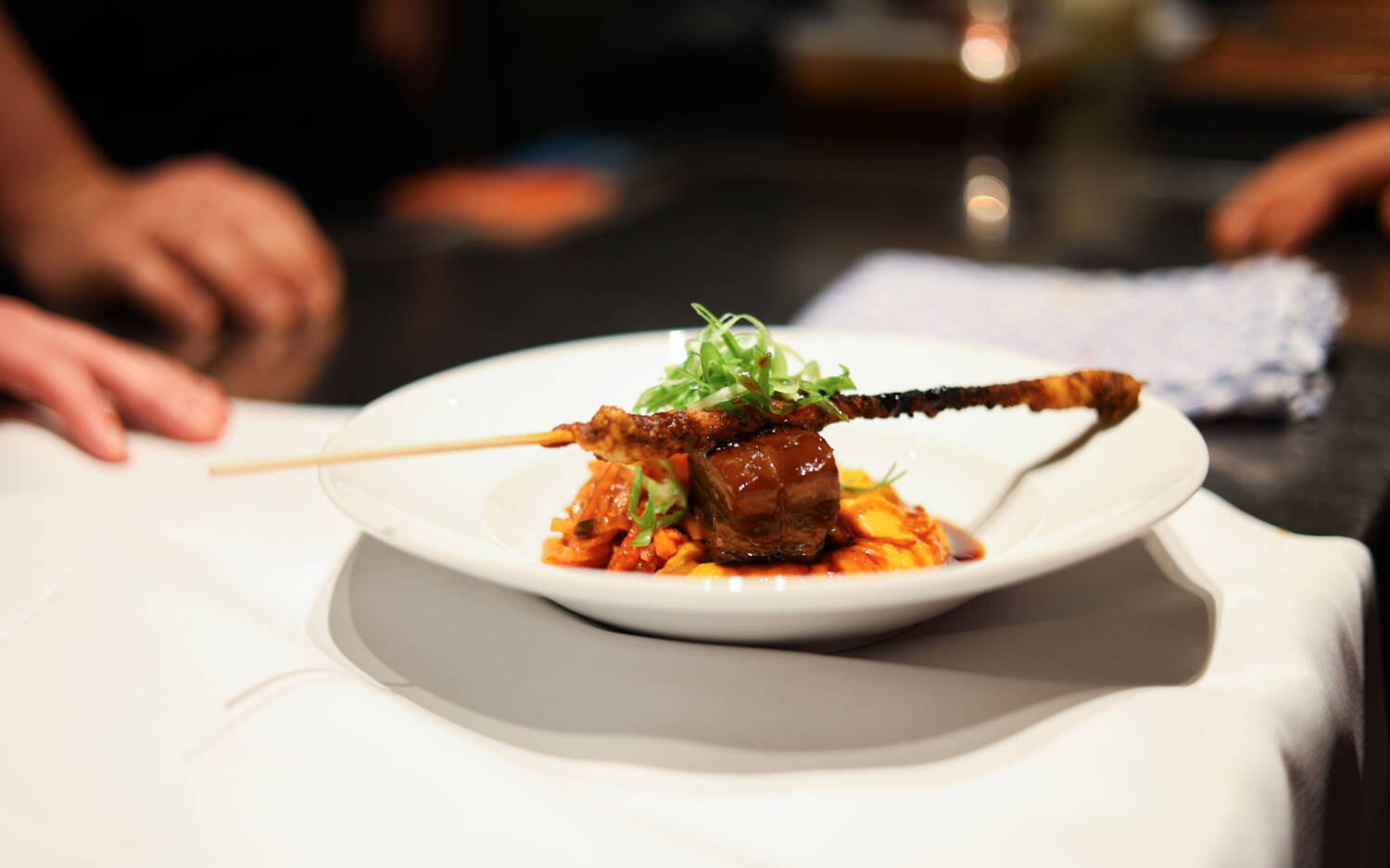 Hauptgang des Restaurant Nil: Gekochtes und Gegrilltes vom Schweinebauch mit Kohlrabi-Kimchi und Süßkartoffelstampf mit Kokos / ©Johanna Zobel