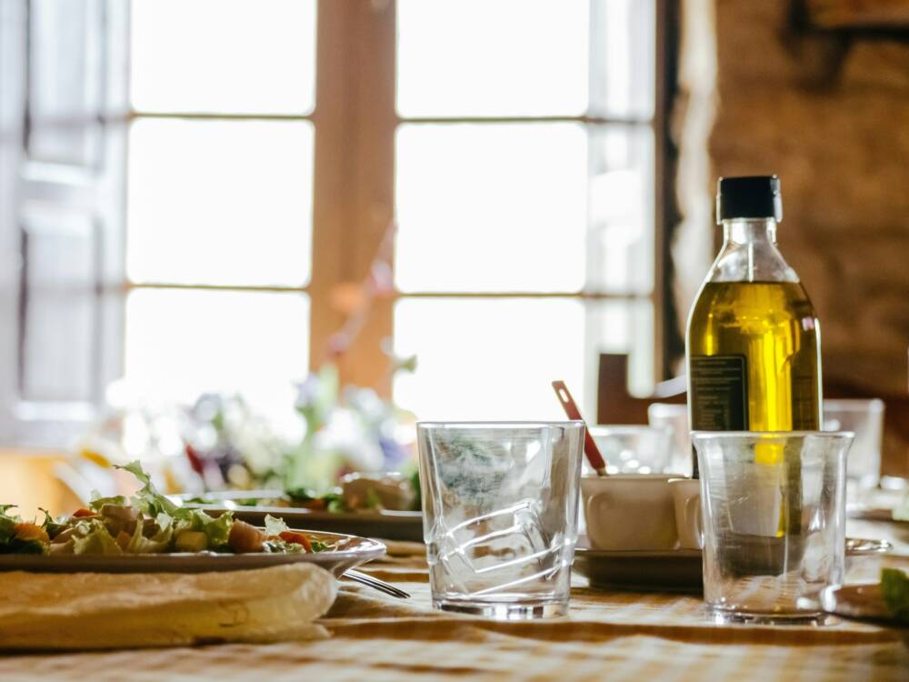 Im ehemaligen Dorfkrug kann nun mediterran gespeist werden/ ©Unsplash/Juan Gomez 