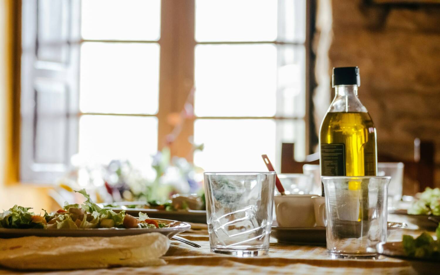 Im ehemaligen Dorfkrug kann nun mediterran gespeist werden/ ©Unsplash/Juan Gomez 