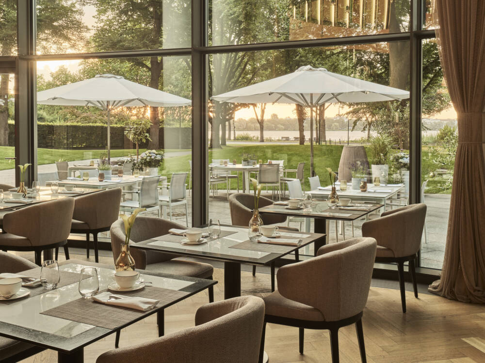 Im Parkview, dem Restaurant des Fontenay Hotels, speist man in edlem Ambiente – und mit bestem Blick auf die Außenalster / ©The Fontenay