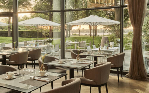 Im Parkview, dem Restaurant des Fontenay Hotels, speist man in edlem Ambiente – und mit bestem Blick auf die Außenalster / ©The Fontenay