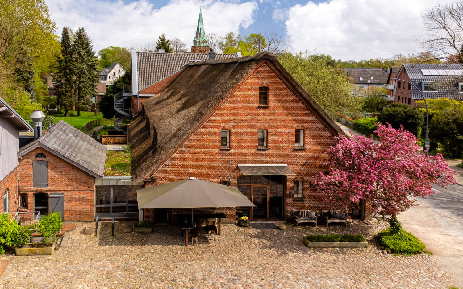 In dem traditionellen Klinkerbau mit Reetdach befinden sich ein kleines Boutique-Hotel und das Hygge / ©Landhaus Flottbek