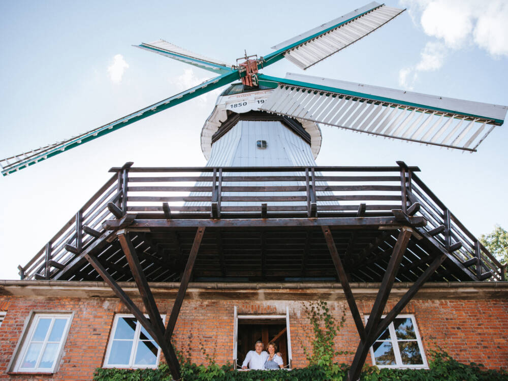 Joachim „Achy“ und Maren Lessau haben die Braaker Mühle an ihren Sohn Tim übergeben / ©Braaker Mühle