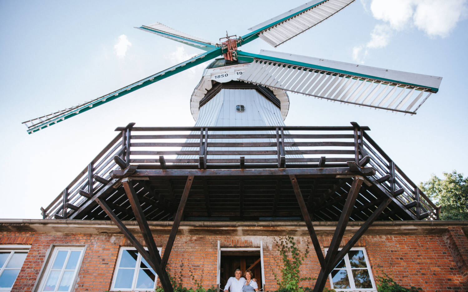 Joachim „Achy“ und Maren Lessau haben die Braaker Mühle an ihren Sohn Tim übergeben / ©Braaker Mühle