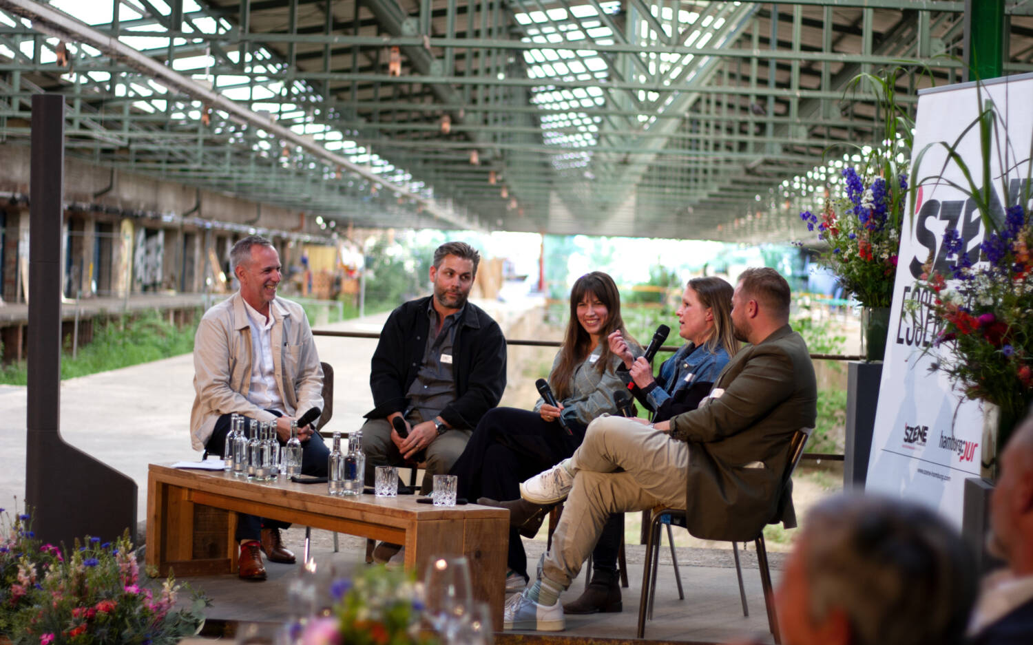 Moderator Markus Tirok (von links) diskutiert mit den Hamburger Gastronomen Hannes Schröder, Sophia Behr, Stephanie Döring und Fabio Haebel in der alten Gleishalle an der Hobenköök / ©Johanna Zobel