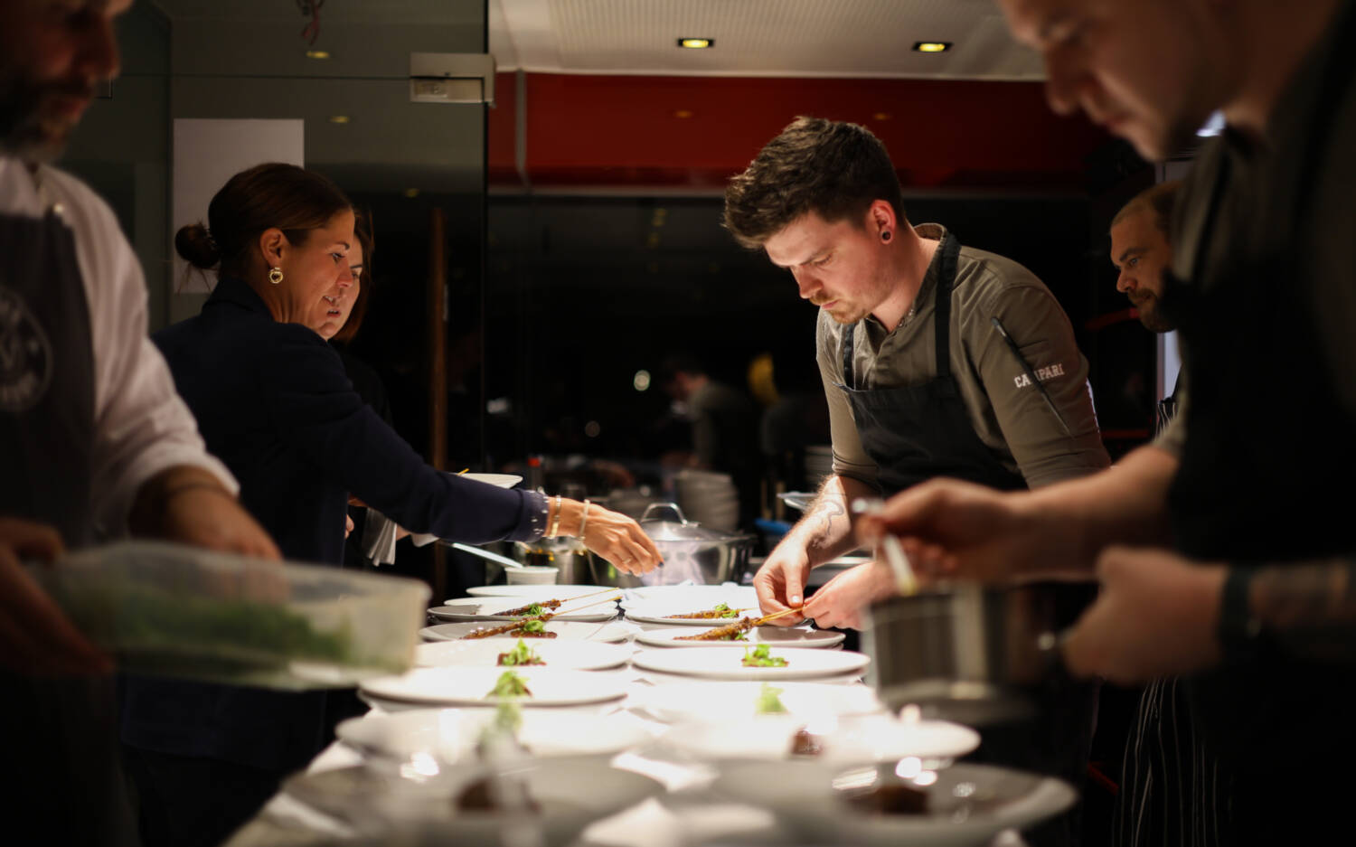 Nicht nur bei den eigenen Gängen wird Hand angelegt: Beim ersten ChampionsDinner haben die Köche sich untereinander unterstützt / ©Johanna Zobel