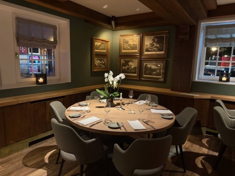 Schick eingerichtet: Im Restaurant gibt es neue Möbel und Relikte aus der Hotelvergangenheit / ©Franziska Becker