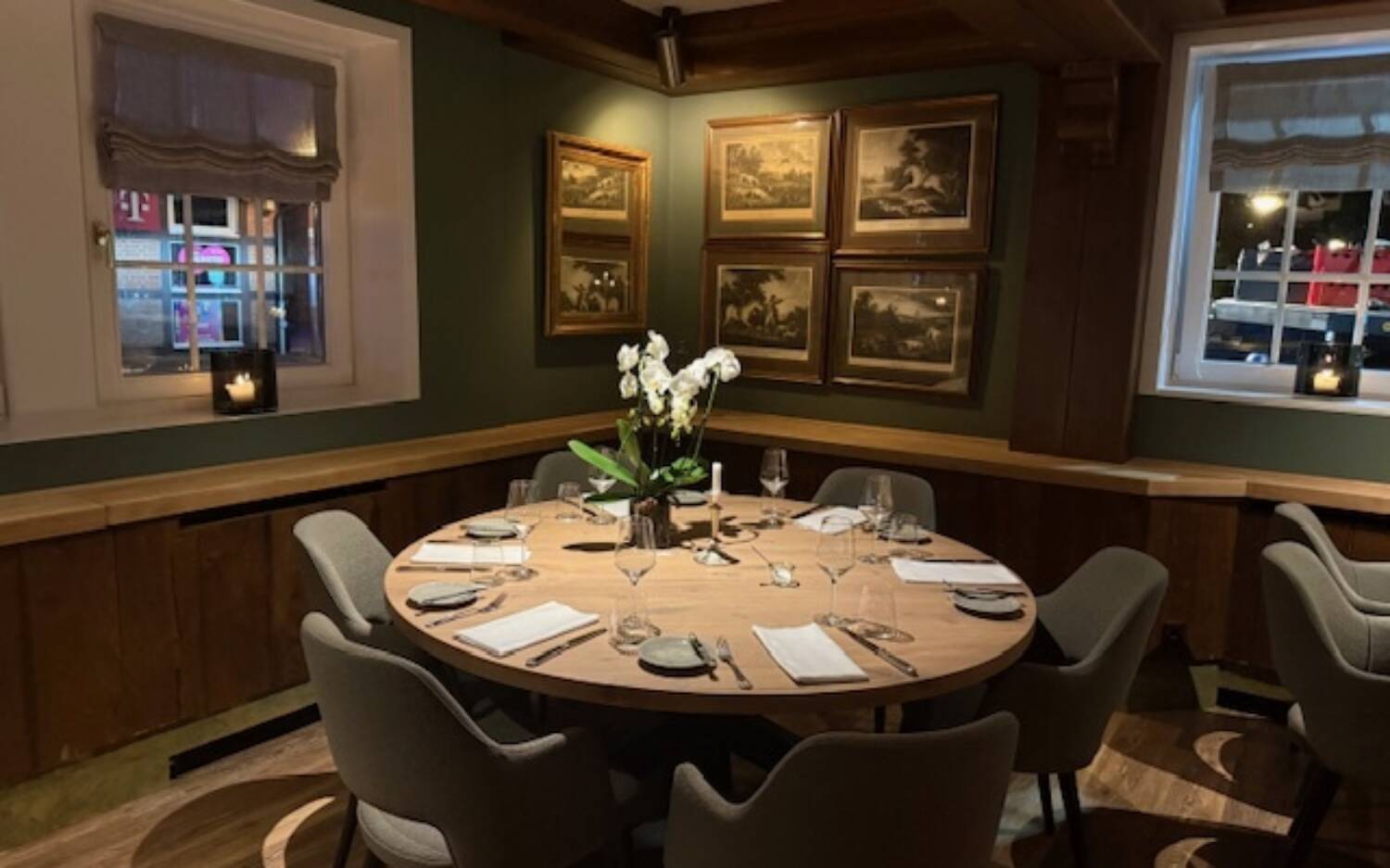 Schick eingerichtet: Im Restaurant gibt es neue Möbel und Relikte aus der Hotelvergangenheit / ©Franziska Becker