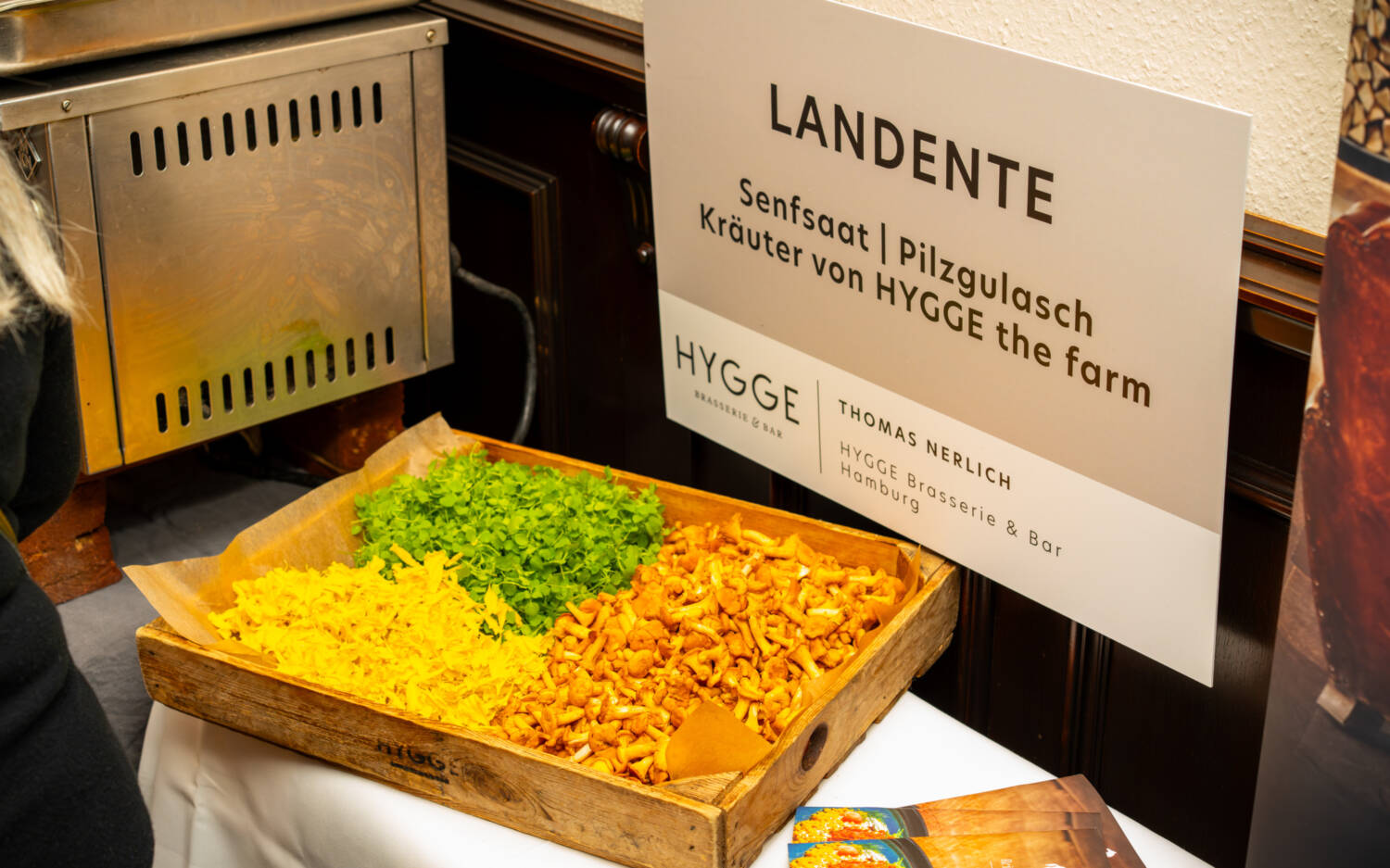 Thomas Nerlich vom Hygge Brasserie & Bar Hamburg sorgte mit Landente und Pilzgulasch für saisonale Wohlfühlküche / ©Reitstall Klövensteen