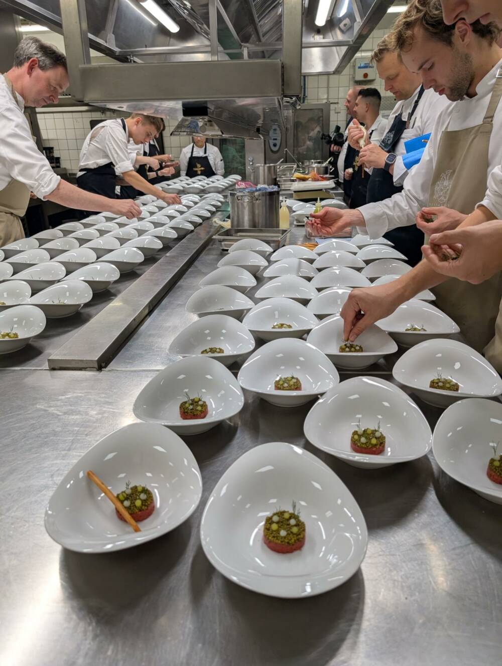 Viel los in der Küche der Orangerie: Zahlreiche Köchinnen und Köche arbeiten gemeinsam beim Auftakt des SHGF / ©Susanne Plaß